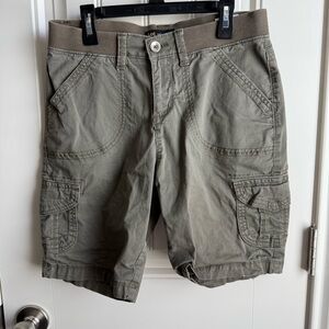 Lee Tan Cargo Shorts with Classic Design